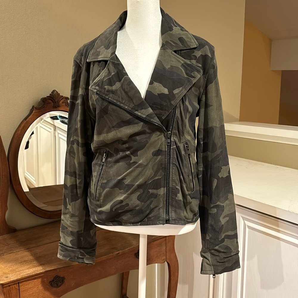 Women’s Sanctuary Crop Jacket Camo Size Small